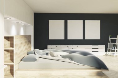 Siyah ve beyaz yatak odası, üç afiş yan