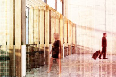 Ahşap kafe iç dışkı ve tabloları yan insanlar