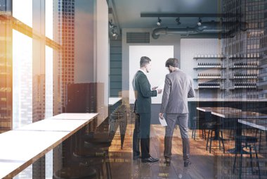 Bir barda iş ortakları iç