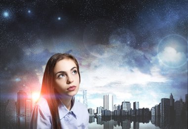 Bir rüya gibi genç kadın, gece şehir yakın çekim