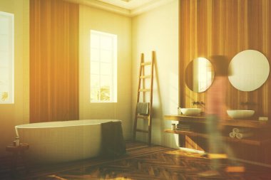 Beyaz beyaz ve ahşap banyo küvet yan kız