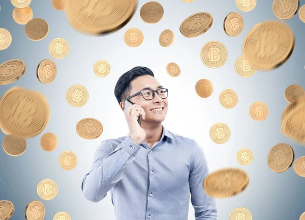 Telefon, bitcoin yağmur Asya iş adamı