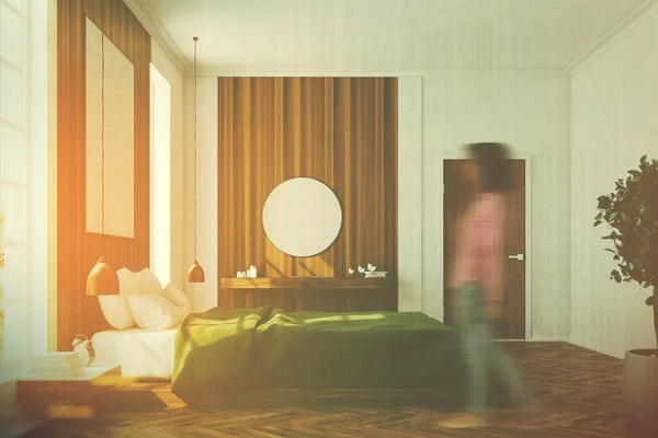 Dormitorio blanco y de madera, cartel, espejo tonificado —  Fotos de Stock