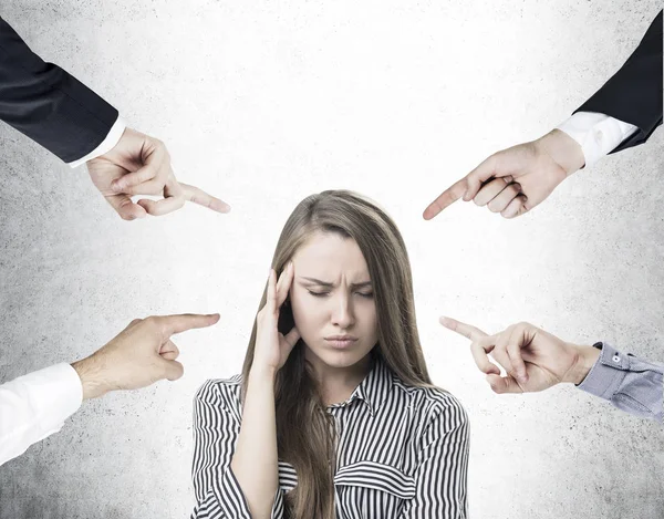 Mujer de negocios estresada, dolor de cabeza, dedos que señalan —  Fotos de Stock
