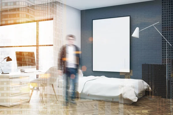 Gri tuğla yatak odası, bilgisayar ve poster köşe adam
