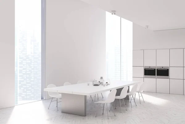 Witte keuken met een tabel, ovens, kant — Stockfoto