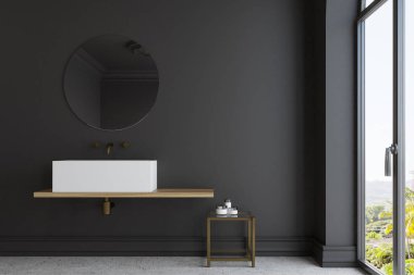 Siyah banyo, mermer lavabo ve ayna