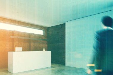 Tuğla duvar Resepsiyon Masası tarafında office, beyaz. adam