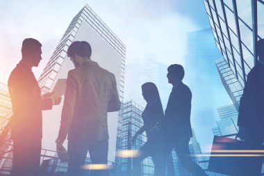 Mavi bir şehirde iş insan siluetleri