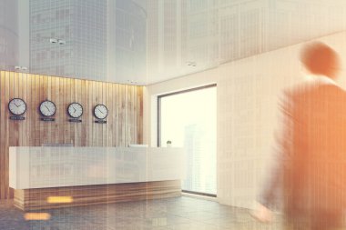 Resepsiyon ve dünya zaman masa saati, ahşap, yan, adam