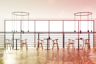 Çatı kafe siyah masa, ahşap sandalye, lambalar