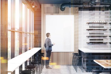 İşadamı bir barda iç