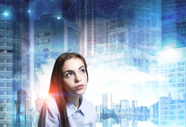 Bir rüya gibi genç kadın, mavi şehir yakın çekim