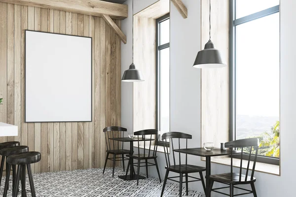 Ahşap bar, beyaz stand ve tablolar yan