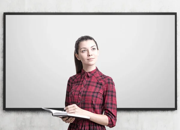 Mujer joven con un retrato de planificador, pizarra —  Fotos de Stock