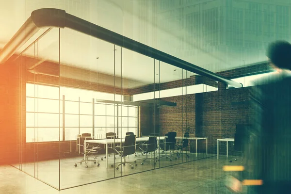 Açık alan ofis, adam tuğla ve cam