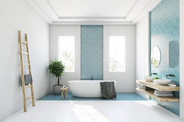 Fehér, kék és fehér fürdőszoba kád — Stock Fotó