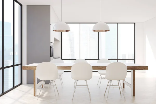 Witte keuken met een lange tabel — Stockfoto