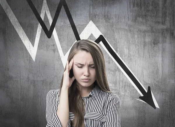 Gestresste Geschäftsfrau, Kopfschmerzen, fallende Kurse — Stockfoto