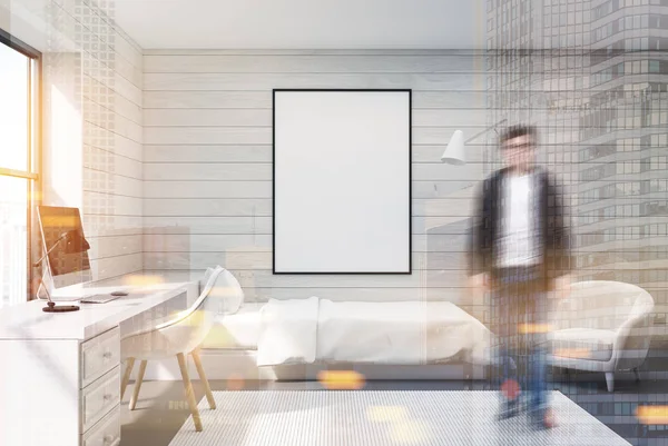Chambre à coucher en bois blanc, ordinateur et affiche, homme — Photo