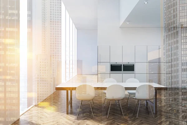 Beyaz ve ahşap mutfak bir tabloyla tonda fırınlar