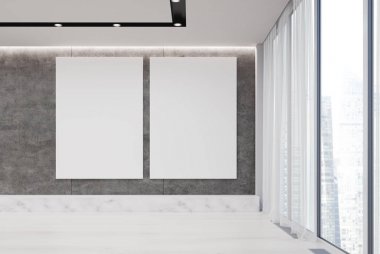 Gri bir duvar iki boş posterler