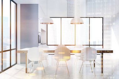 Uzun bir tabloyla çift beyaz mutfak