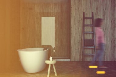 Gri ve ahşap banyo, beyaz küvet, duş, kadın