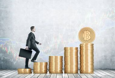 İşadamı bitcoins yığınları tırmanma