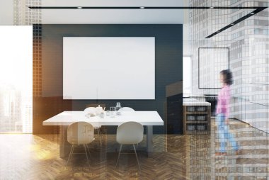 Bir tablo, poster, kız ile beyaz ve siyah mutfak