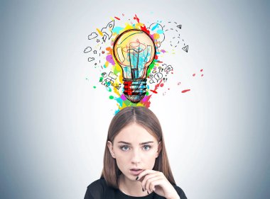 Dalgın bir genç kız, ampul yakın çekim