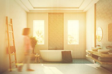 Mavi ve beyaz banyo, beyaz küvet tonda