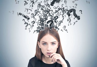 Dalgın bir genç kız, soru işaretleri girdap