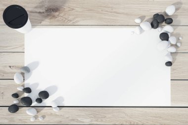 Kağıt ahşap masa lambası üzerinde büyük levha