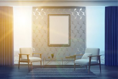 Tonda gri oturma odası, beyaz koltuklar