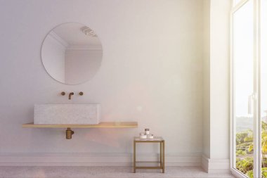 Beyaz banyo, mermer lavabo ve tonda ayna