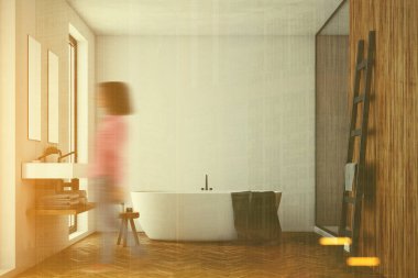 Beyaz ve ahşap banyo, beyaz küvet, kadın