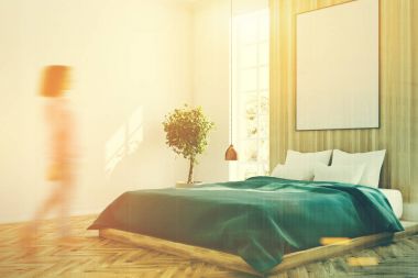 Beyaz ve ahşap yatak odası, poster, tonda ağaç