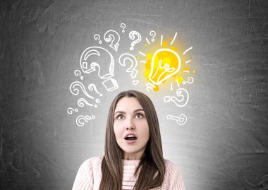 Pembe, sorular, ampul hayretler içinde kadın