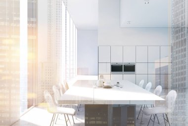 Bir tablo ile beyaz mutfak, fırın, çift kapatın