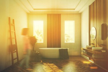 Tonlu beyaz beyaz ve ahşap banyo küvet