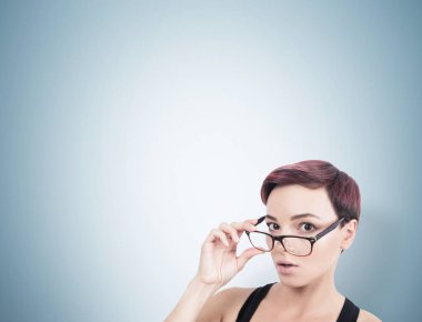 Gözlükleri çıkar, gri alarak sürpriz kadın