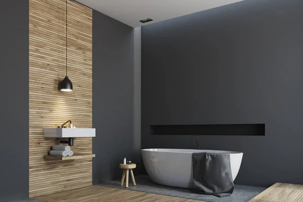 Banheiro de madeira e preto, lado da banheira redonda — Fotografia de Stock