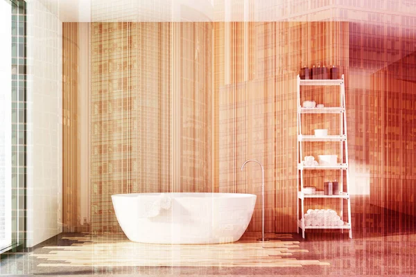 Salle de bain en bois, baignoire blanche, étagères doubles — Photo