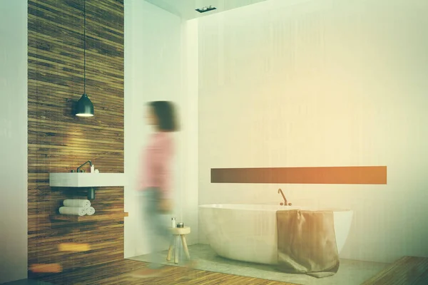 Baño de madera y blanco, esquina de bañera redonda, chica — Foto de Stock