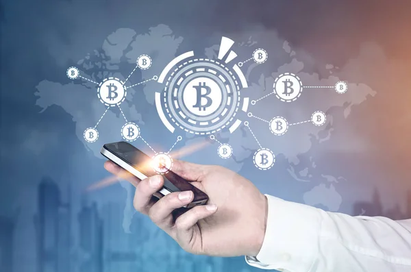 Mano con smartphone, bitcoins, red, ciudad — Foto de Stock