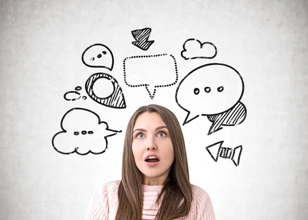 Pembe, konuşma balonları hayretler içinde kadın