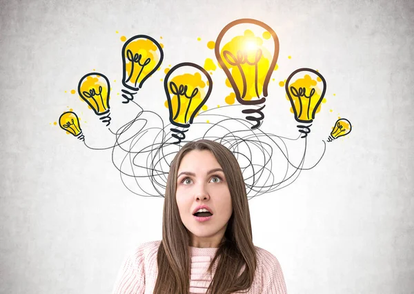 Pembe, ampulleri şaşırmış gibi bir kadın portresi