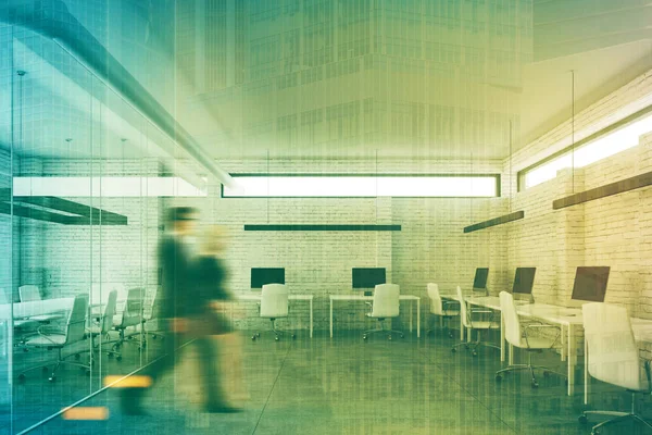 Beyaz tuğla açık alan ofis, ön, insanlar