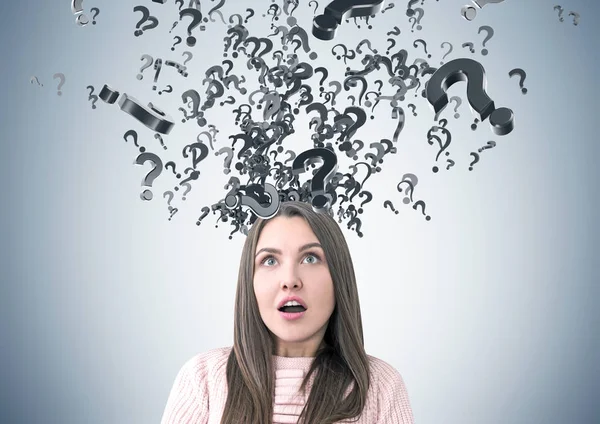 Pembe, soru işareti girdap hayretler içinde kadın